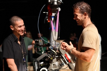 Buried-Sepolto - (L to R): il regista Rodrigo Cortés con Ryan Reynolds sul set. - Buried - Sepolto