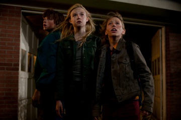 Super 8 - Joel Courtney 'Joe Lamb', Elle Fanning 'Alice Dainard' e Ryan Lee 'Cary' in una foto di scena - Photo Credit: Francois Duhamel.
Copyright © 2011 PARAMOUNT PICTURES. All Rights Reserved. - Super 8