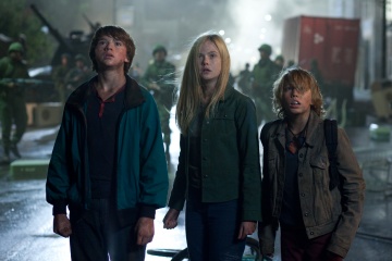 Super 8 - Joel Courtney 'Joe Lamb', Elle Fanning 'Alice Dainard' e Ryan Lee 'Cary' in una foto di scena - Photo Credit: Francois Duhamel.
Copyright © 2011 PARAMOUNT PICTURES. All Rights Reserved. - Super 8
