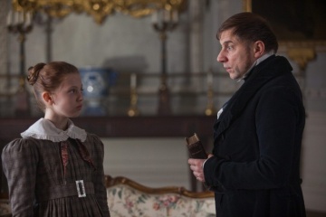 Jane Eyre - Amelia Clarkson 'la giovane Jane' con Simon McBurney 'Mr. Brocklehurst' in una foto di scena - Jane Eyre