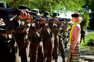 The Lady-L'amore per la libertà - Michelle Yeoh 'Aung San Suu Kyi' in una foto di scena - Photo Credit: Magali Bragard - The Lady - L'amore per la libertà