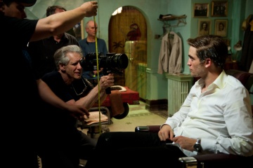 Cosmopolis - (L to R): il regista David Cronenberg con Robert Pattinson 'Eric Packer' sul set - Cosmopolis
