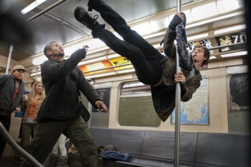 The Amazing Spider-Man - Andrew Garfield 'Peter Parker/Spider-Man' (a destra) in una foto di scena - The Amazing Spider-Man