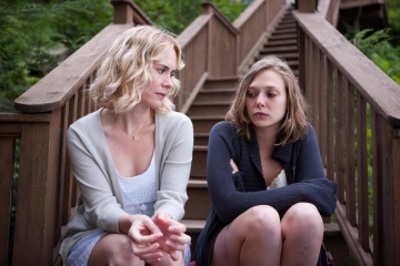 La fuga di Martha - (L to R): Sarah Paulson 'Lucy' con Elizabeth Olsen 'Martha' in una foto di scena - La fuga di Martha