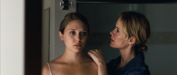 La fuga di Martha - (L to R): Elizabeth Olsen 'Martha' con Sarah Paulson 'Lucy' in una foto di scena - La fuga di Martha