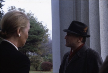 C'era una volta in America - Louise Fletcher 'direttrice del cimitero' con Robert De Niro ‘Noodles’ in una foto di scena - C'era una volta in America