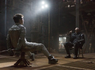 Oblivion - (L to R): Tom Cruise 'Jack Harper' e Morgan Freeman 'Malcolm Beech' in una foto di scena - Credit: David James
© Universal Pictures - Oblivion 