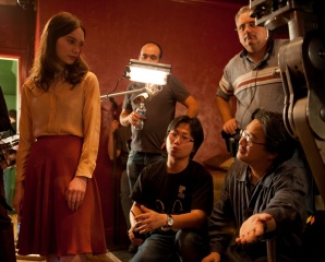 Stoker - Mia Wasikowska 'India Stoker' col regista Chan-wook Park (in basso, a destra) sul set - Stoker