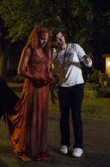 Lo sguardo di Satana-Carrie - (L to R): Chloë Grace Moretz 'Carrie White' con la regista Kimberly Peirce sul set
© 2012 Metro-Goldwyn-Mayer Pictures Inc. and Screen Gems, Inc. All rights reserved. - Lo sguardo di Satana - Carrie