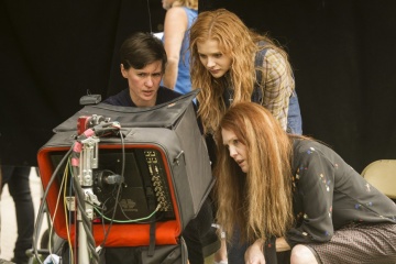 Lo sguardo di Satana-Carrie - (L to R): la regista Kimberly Peirce con Chloë Grace Moretz 'Carrie White' e Julianne Moore 'Margaret White' (in basso) sul set
© 2012 Metro-Goldwyn-Mayer Pictures Inc. and Screen Gems, Inc. All rights reserved. - Lo sguardo di Satana - Carrie