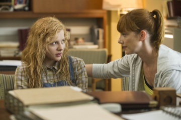 Lo sguardo di Satana-Carrie - (L to R): Chloë Grace Moretz 'Carrie White' e Judy Greer 'Miss Desjardin' in una foto di scena
© 2012 Metro-Goldwyn-Mayer Pictures Inc. and Screen Gems, Inc. All rights reserved. - Lo sguardo di Satana - Carrie