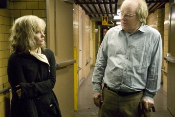 Synecdoche, New York - Jennifer Jason Leigh 'Maria' con Philip Seymour Hoffman 'Caden Cotard' in una foto di scena - Synecdoche, New York