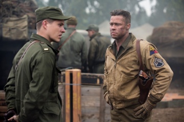 Fury - (L to R): Logan Lerman 'Norman Ellison' e Brad Pitt 'Don (Wardaddy) Collier' in una foto di scena - Fury