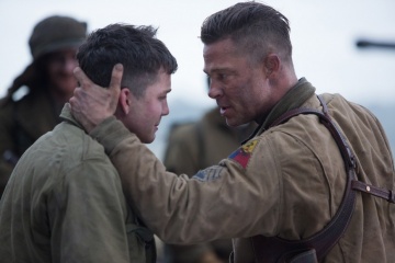 Fury - (L to R): Logan Lerman 'Norman Ellison' e Brad Pitt 'Don (Wardaddy) Collier' in una foto di scena - Fury
