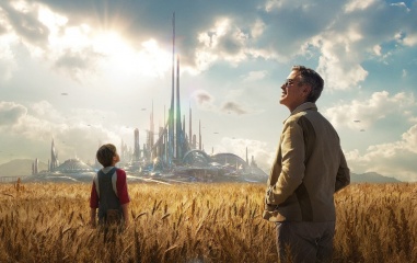 Tomorrowland-Il mondo di domani - (L to R): Thomas Robinson 'Giovane Frank Walker' e George Clooney 'Frank Walker' in una foto di scena - Tomorrowland - Il mondo di domani