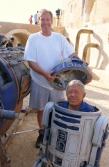 Star Wars: Episodio I-La minaccia fantasma - Kenny Baker 'R2-D2/C1-P8' (in basso) sul set - Star Wars: Episodio I - La minaccia fantasma