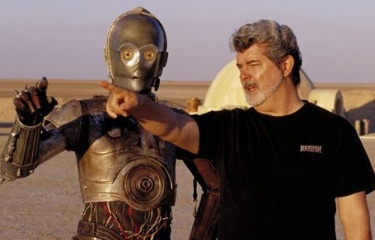 Star Wars: Episodio I-La minaccia fantasma - (L to R): Anthony Daniels 'C-3PO/D-3BO' (voce) col regista George Lucas sul set - Star Wars: Episodio I - La minaccia fantasma