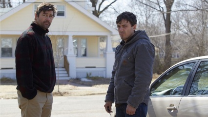 Manchester by the Sea - (L to R): Kyle Chandler 'Joe Chandler' e Casey Affleck 'Lee Chandler' in una foto di scena - Manchester by the Sea