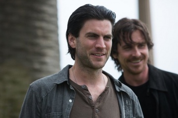 Knight of Cups - (L to R): Wes Bentley 'Barry' e Christian Bale 'Rick' in una foto di scena - Knight of Cups