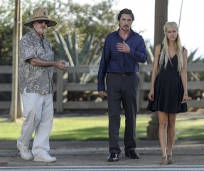 Knight of Cups - (L to R): il regista Terrence Malick con Christian Bale 'Rick' e Isabel Lucas 'Isabel' sul set - Knight of Cups