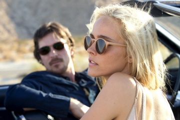 Knight of Cups - Isabel Lucas 'Isabel' con Christian Bale 'Rick' in una foto di scena - Knight of Cups