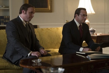 Vice-L'uomo nell'ombra - (L to R): Christian Bale 'Dick Cheney' e Steve Carell 'Donald Rumsfeld' in una foto di scena - Vice - L'uomo nell'ombra