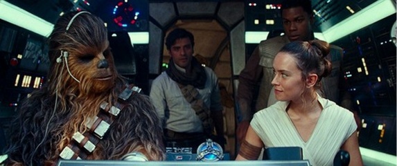 Star Wars: L'ascesa di Skywalker - (L to R): Joonas Suotamo 'Chewbacca', Oscar Isaac 'Poe Dameron' (dietro), John Boyega 'Finn' (dietro) e Daisy Ridley 'Rey' in una foto di scena - Star Wars: L'ascesa di Skywalker