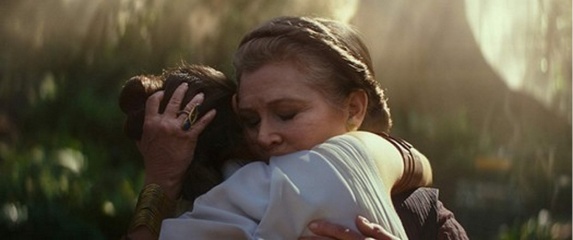 Star Wars: L'ascesa di Skywalker - (L to R): Daisy Ridley 'Rey' e Carrie Fisher 'Leia Organa' in una foto di scena - Star Wars: L'ascesa di Skywalker