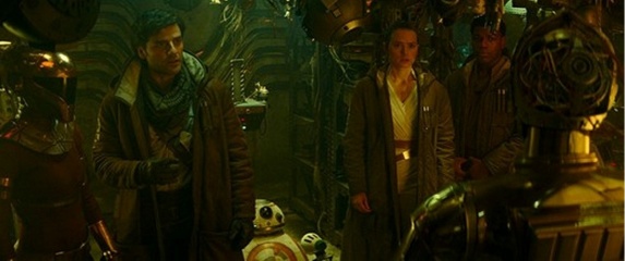 Star Wars: L'ascesa di Skywalker - (L to R): Anthony Daniels 'C-3PO', Oscar Isaac 'Poe 

Dameron', i droidi 'BB-8' e 'D-O' (in basso), Daisy Ridley 'Rey', John Boyega 'Finn' e Keri 

Russell 'Zorri Bliss' (di spalle) in una foto di scena - Star Wars: L'ascesa di Skywalker