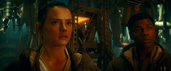 Star Wars: L'ascesa di Skywalker - Daisy Ridley 'Rey' con John Boyega 'Finn' in una foto di scena - Star Wars: L'ascesa di Skywalker