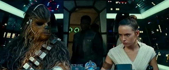 Star Wars: L'ascesa di Skywalker - Joonas Suotamo 'Chewbacca' con Daisy Ridley 'Rey' in una foto di scena - Star Wars: L'ascesa di Skywalker