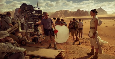 Star Wars: L'ascesa di Skywalker - Il regista J.J. Abrams (al centro) con Daisy Ridley 'Rey' sul set - Star Wars: L'ascesa di Skywalker