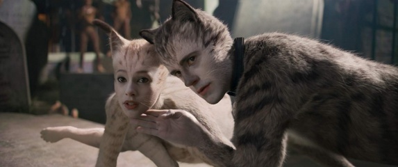 Cats - Robert Fairchild 'Munkustrap' con Francesca Hayward 'Victoria' in una foto di scena - Cats
