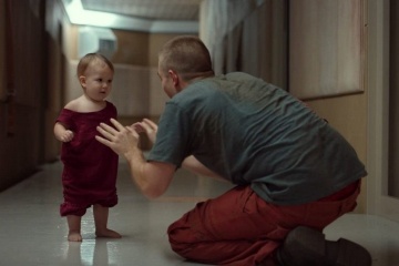 High Life - Robert Pattinson 'Monte' con la piccola Scarlett Lindsey 'Willow bambina' in una foto di scena - High Life