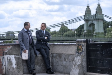 No Time To Die - (L to R): Ralph Fiennes 'Gareth Mallory/M' e Daniel Craig 'James Bond' in una foto di scena - Photo Credit: Nicola Dove.
© 2021 DANJAQ, LLC AND MGM. ALL RIGHTS RESERVED. - No Time To Die