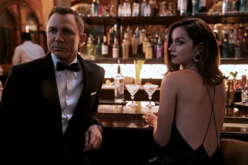 No Time To Die - Daniel Craig 'James Bond' con Ana de Armas 'Paloma' in una foto di scena - Photo Credit: Nicola Dove.
© 2021 DANJAQ, LLC AND MGM. ALL RIGHTS RESERVED. - No Time To Die