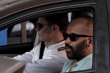 No Time To Die - (L to R): Billy Magnussen 'Logan Ash' e Jeffrey Wright 'Felix Leiter' in una foto di scena - Photo Credit: Nicola Dove.
© 2021 DANJAQ, LLC AND MGM. ALL RIGHTS RESERVED. - No Time To Die