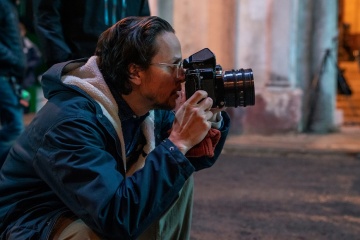 No Time To Die - Il regista Cary Joji Fukunaga sul set - Photo Credit: Nicola Dove.
© 2021 DANJAQ, LLC AND MGM. ALL RIGHTS RESERVED. - No Time To Die