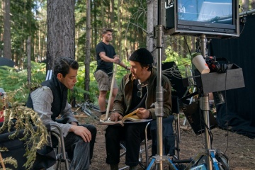 No Time To Die - (L to R): Rami Malek 'Safin' col regista Cary Joji Fukunaga sul set - Photo Credit: Nicola Dove.
© 2021 DANJAQ, LLC AND MGM. ALL RIGHTS RESERVED. - No Time To Die