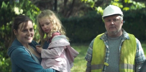 La vita che verrà-Herself - Clare Dunne 'Sandra' con la piccola Molly McCann 'Molly' in una foto di scena - La vita che verrà - Herself