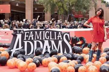 La Famiglia Addams 2 - Virginia Raffaele è la voce italiana di 'Morticia Addams' - La Famiglia Addams 2