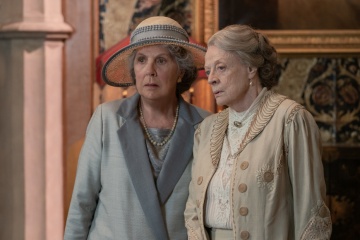 Downton Abbey 2: Una nuova era - (L to R): Penelope Wilton 'Lady Isobel Gray, Baronessa Merton' e Maggie Smith 'Violet Crawley, Contessa madre di Grantham' in una foto di scena - Downton Abbey 2: Una nuova era