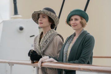 Downton Abbey 2: Una nuova era - (L to R): Elizabeth McGovern 'Cora Crawley, Contessa di Grantham' e Laura Carmichael 'Edith Pelham, Marchesa di Hexham' in una foto di scena - Downton Abbey 2: Una nuova era