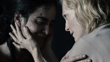 Blindness-Cecità - (L to R): Alice Braga 'Ragazza con gli occhiali scuri' e Julianne Moore 'Moglie del medico' in una foto di scena - Blindness - Cecità