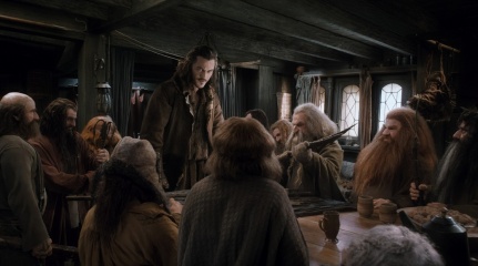 Lo Hobbit: La desolazione di Smaug - Luke Evans 'Bard l'arciere' (in piedi, al centro) in una foto di scena - Photo Credit: Courtesy of Warner Bros. Pictures.
Copyright: © 2013 WARNER BROS. ENTERTAINMENT INC. AND METRO-GOLDWYN-MAYER PICTURES INC. - Finch