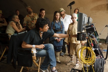 The Last Airbender - (L to R): il regista M. Night Shyamalan e Noah Ringer (Aang) sul set - Photo Credit: Zade Rosenthal.
Copyright © 2010 PARAMOUNT PICTURES CORPORATION. All Rights Reserved. - L'ultimo dominatore dell'aria