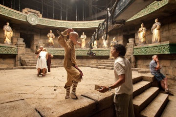 The Last Airbender - (L to R): Noah Ringer (Aang) col regista M. Night Shyamalan sul set - Photo Credit: Zade Rosenthal.
Copyright © 2010 PARAMOUNT PICTURES CORPORATION. All Rights Reserved. - L'ultimo dominatore dell'aria