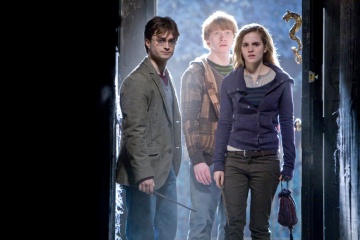Film Name: HARRY POTTER AND THE DEATHLY HALLOWS PART 1.
Copyright: (C) 2010 WARNER BROS. ENTERTAINMENT INC. HARRY POTTER PUBLISHING RIGHTS (C) J.K.R. HARRY POTTER CHARACTERS, NAMES AND RELATED INDICIA ARE TRADEMARKS OF AND (C) WARNER BROS. ENT. ALL RIGHTS RESERVED. - Harry Potter e i doni della morte - Parte I