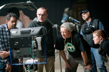127 Ore - (L to R): il regista Danny Boyle, il direttore della fotografia Anthony Dod Mantle e Kate Mara 'Kristi' sul set - 127 ore