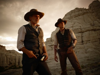 Cowboys & Aliens - (L to R): Harrison Ford 'Colonnello Woodrow Dolarhyde' e Daniel Craig 'Jake Lonergan' - Foto di scena - Photo By Zade Rosenthal.
Copyright: © 2011 Universal Studios. ALL RIGHTS RESERVED. - Cowboys and Aliens